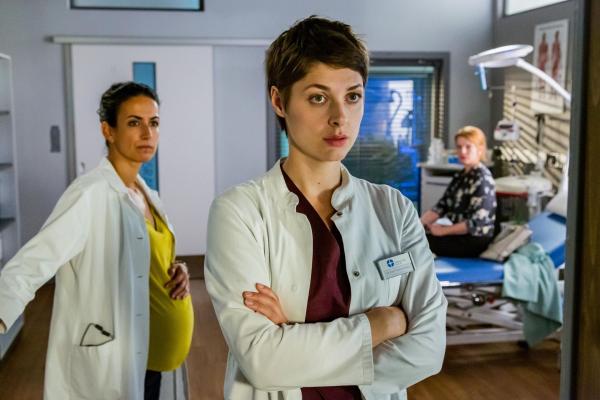 Bild 1 von 7: (v.l.n.r.) Dr. Leyla Sherbaz (Sanam Afrashteh); Dr. Theresa Koshka (Katharina Nesytowa); Anja Lokosch (Aline Hochscheid)
