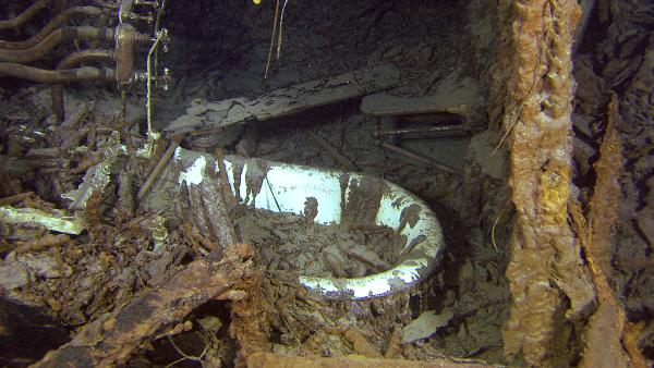 Bild 1 von 6: Zahlreiche Wrackteile wie diese Badewanne liegen seit mehr als hundert Jahren in den eiskalten Tiefen des Nordatlantiks.
