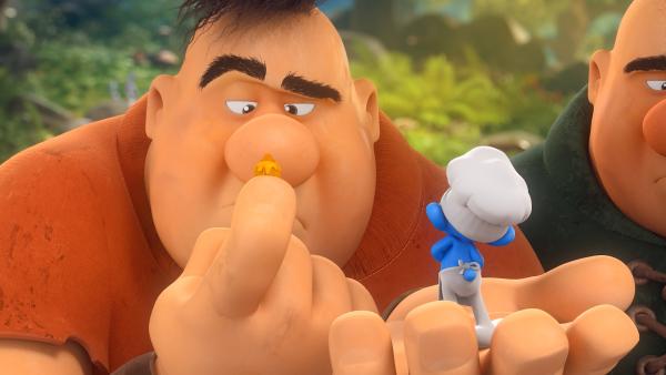 Bild 1 von 6: Koch wird von zwei hungrigen Riesen gefangen. Bei dem Versuch ihn zu retten, geraten Schlumpfine, Schlaubi und Papa Schlumpf in große Gefahr.