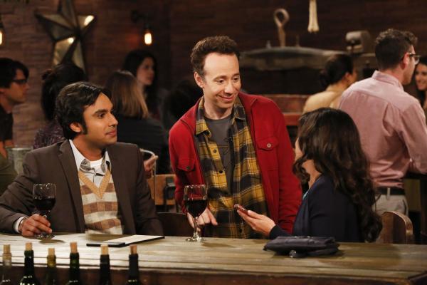 Bild 1 von 19: Haben Raj (Kunal Nayyar, l.) oder Stuart (Kevin Sussman, M.) überhaupt eine Chance bei der hübschen Ruchi (Swati Kapila, r.)?