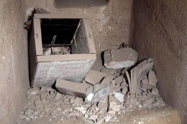 Bild 1 von 4: Große Enttäuschung: Antike Grabräuber haben die Schätze gestohlen. Eine verzierte Holzkiste sowie Knochenfragmente ließen sie zurück. Von wem stammen die?