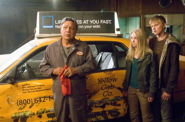Bild 1 von 5: Jack Bruno, Taxifahrer in Las Vegas, wird widerwillig zum Helden als die Zwillinge Sara und Seth in sein Taxi springen. Auf den ersten Blick handelt es sich bei den Kids um normale Teenager. Schnell aber merkt Jack, dass sie ganz besondere Fähigkeiten besitzen, die nicht von dieser Welt sind - und deshalb von unheimlichen Gestalten verfolgt werden: Nur die Kinder halten den Schlüssel zu dem Geheimnis, das die Erde retten kann und in dem ein magischer Berg in der Wüste von Nevada die entscheidende Rolle spielt.