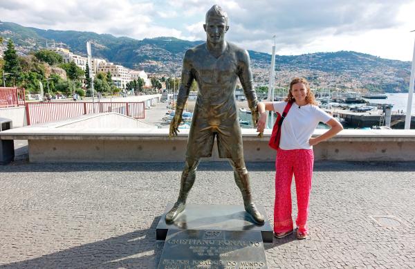 Bild 1 von 2: Im Hafen von Funchal steht eine riesige Bronzestatue des Weltfußballers Ronaldo, der auf Madeira geboren wurde und hier seine einzigartige Karriere begann.