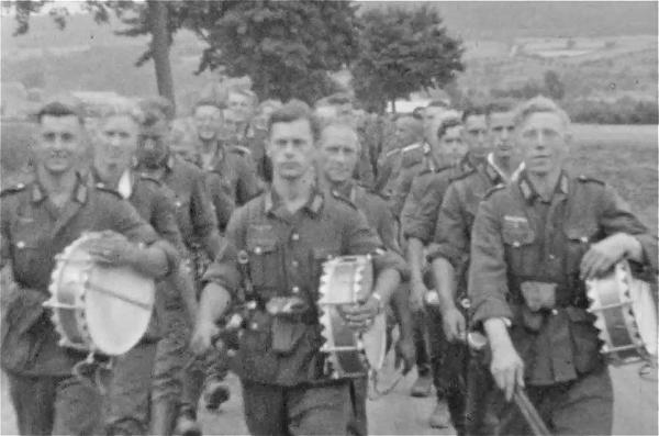 Bild 1 von 3: Privataufnahmen beteiligter Soldaten bieten erstmals private Einblicke hinter den propagandistischen Siegeszug der deutschen Wehrmacht.