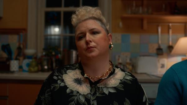 Bild 1 von 3: Jens Mum (Siobhán McSweeney) wird Jens Freund Jizz vorgestellt. Sie wirkt nicht gerade begeistert und geht eher davon aus, dass Jizz Jen nur schwängern will.