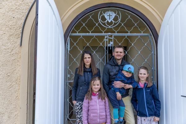 Bild 1 von 13: Anne und Marc-Manuel Moritz hatten nie etwas mit Religion am Hut. Doch sie gründen einen Verein, um das Gotteshaus in ihrem kleinen Ort in Thüringen zu retten: Immer mehr Bewohner schließen sich an, plötzlich ist die Kirche wieder voller Menschen. Und das, obwohl die meisten Vereinsmitglieder nicht gläubig sind.