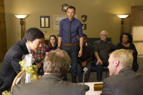 Bild 1 von 11: Die Schulbehörde stellt die sieben Freunde wegen dem Aufstand zur Rede. Jeff (Joel Mchale, M.) kennt den wahren Schuldigen: Chang (v.l.n.r.: Ken Jeong, Alison Brie, Donald Glover, Chevy Chase, Yvette Nicole Brown) ...