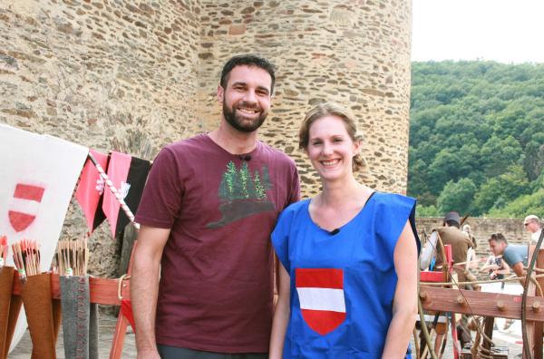 Bild 1 von 1: Steffen König mit Frau Ersfeld auf dem Mittelaltermarkt auf Schloss Vianden in Luxemburg.
