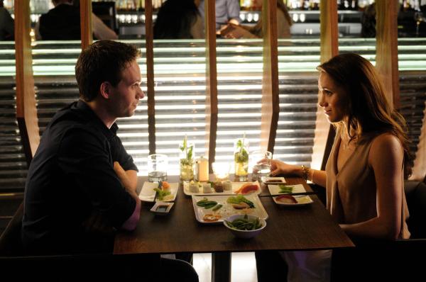 Bild 1 von 2: Mike (Patrick J. Adams) und Rachel (Meghan Markle) wollen ihrer Beziehung eine echte Chance geben - doch Mikes Geheimnis, das ihn mit Harvey verbindet, steht zwischen ihnen.