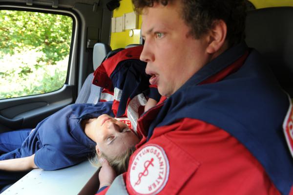 Bild 1 von 5: Alexander Kohlmetz (Till Florian Beyerbach) stellt mit Erschrecken fest, dass seine Kollegin Anita Reitberger (Komparsin) tot auf dem Beifahrersitz liegt.