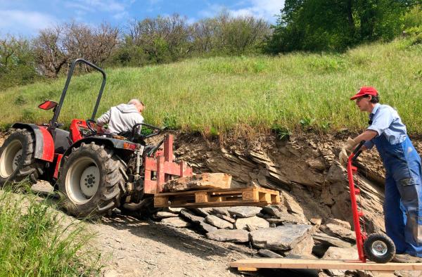 Bild 1 von 1: Für den Kuppelbau verwendet der Trockenmauerexperte Rainer Vogler Felsbrocken aus der Region.