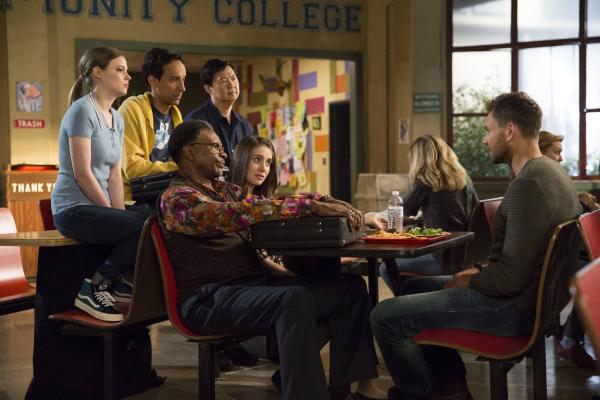Bild 1 von 31: Während Britta (Gillian Jacobs, l.), Abed (Danny Pudi, 2.v.l.), Elroy (Keith David, 3.v.l.), Annie (Alison Brie, 4.v.l.) und Chang (Ken Jeong, 5.v.l.) Feuer und Flamme für einen neuen Kurs am Greendale sind, der ihnen Trickbetrügen beibringen soll, ist Jeff (Joel McHale, r.) gar nicht begeistert, dass ihm jemand seinen Ruf als Bad Boy abspenstig machen will ...