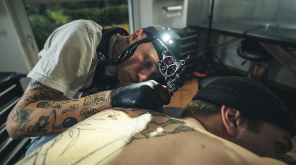 Bild 1 von 3: Tattoo-Artist Basti Wurms aus Hamburg arbeitet im Ignorant-Style. Ihm geht es nicht darum, seine Werke zu verkopfen, sondern einfach zu machen; vor dem Alltag zu fliehen, sich von Impulsen leiten zu lassen.