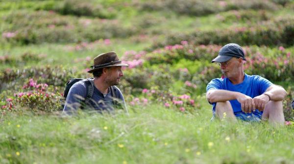 Bild 1 von 9: Im Bild: Schafhirt Simon Buchli mit Wildhüter Paul Gartmann.