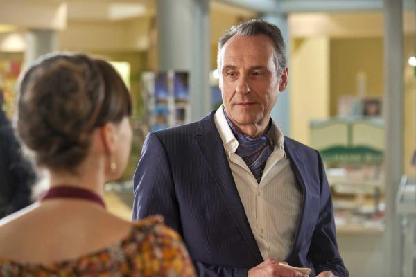 Bild 1 von 24: Nachdem Bea (Nadja Becker, l.) wieder Single ist, lernt sie Robert Kirchner (Daniel Friedrich, r.) kennen. Doch haben die beide eine Chance?