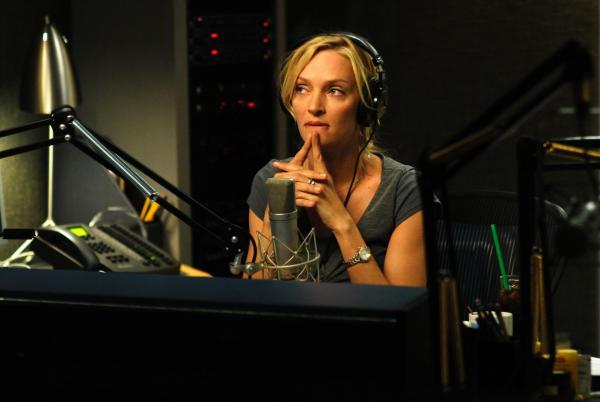 Bild 1 von 8: Die erfolgreiche Radio-Moderatorin Emma Lloyd (Uma Thurman) steht ihren Zuhörern in allen Beziehungsfragen immer gerne zur Seite. Doch als sie einer Zuhörerin rät, kurz vor der Hochzeit ihren Zukünftigen zu verlassen, beginnt dieser, einen Racheplan zu entwickeln ...