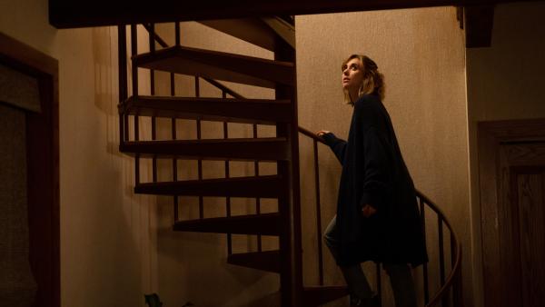 Bild 1 von 15: Allein im Haus, folgt Michelle (Alison Brie) einem merkwürdigen Geräusch und entdeckt eine schockierende Videoaufnahme.