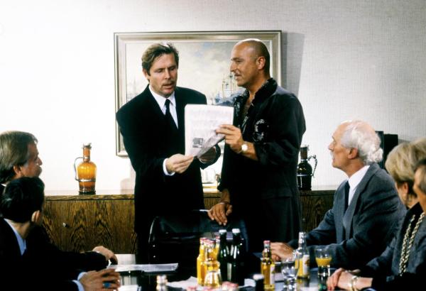 Bild 1 von 1: Im Bild: Margot Balbecks plötzlicher Tod hat fatale Folgen für Jan Balbeck (Sigmar Solbach). Vor versammeltem Vorstand der Fima Balbeck beweist Achim Lauritzen (Wilfried Baasner) Jans Schuld am Tod seiner Mutter. Es kommt zum Eklat.