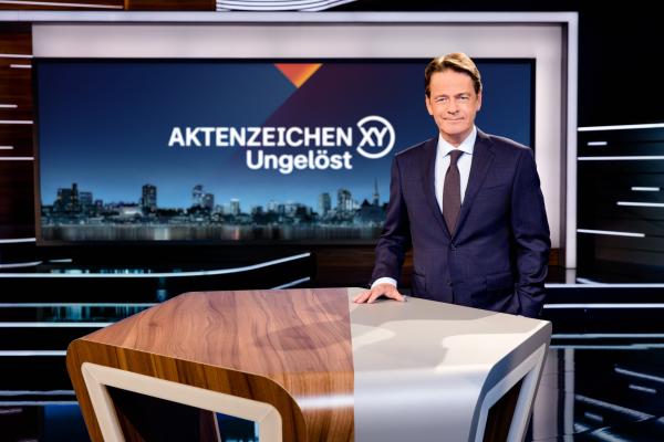 Bild 1 von 5: Moderator Rudi Cerne im Studio