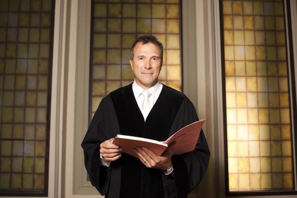 Bild 1 von 8: Richter Alexander Hold war Staatsanwalt und Richter am Amtsgericht in Kempten. Er steht in der erfolgreichen Court-Show-Tradition von SAT.1 und entscheidet Strafrechtsfälle - das ganze Spektrum der Strafbarkeit, vom Drogendealer bis zur Sexualstraftat ...