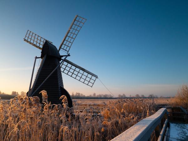 Bild 1 von 5: Die Sumpflandschaft der Fens wird seit dem 17. Jahrhundert mithilfe von Windmühlen entwässert.