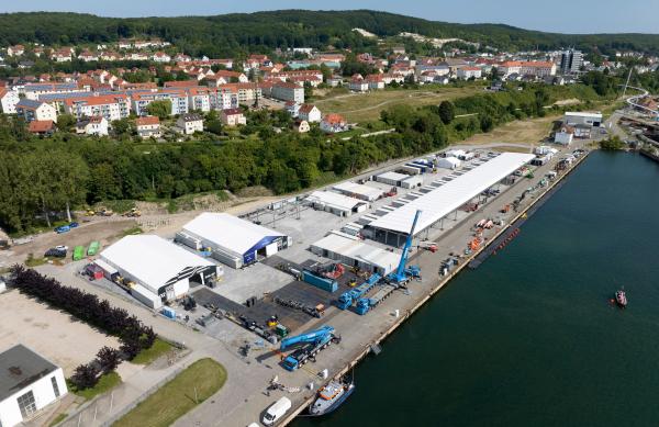Bild 1 von 5: In nur wenigen Tagen wächst im Stadthafen Sassnitz ein kleines \