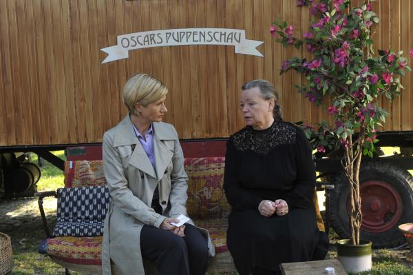 Bild 1 von 6: Urszula Horwitz (Ursula Werner, r.), die Witwe von Oscar, berichtet Martina Seiffert (Astrid M. Fu?nderich) unter anderem, dass in letzter Zeit immer wieder ein Fremder um das Zirkuszelt, die Bau- und Wohnwägen geschlichen ist. Hat dieser Oscar auf dem Gewissen?