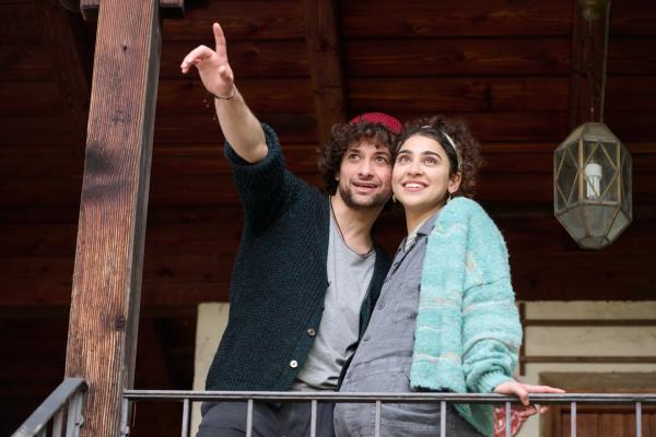 Bild 1 von 7: Benita Schickler (Hannah Gharib) und Muck Stadler (Musa Gülhan) freuen sich auf ein Leben als Kleinfamilie in Himmelsruh.