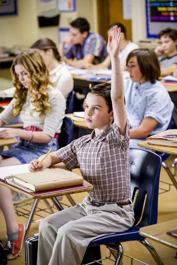 Bild 1 von 20: Der Unterricht an einer ganz normalen Schule scheint Sheldon (Iain Amitage) mehr und mehr zu langweilen. Wäre es da eine gute Lösung, ihn nach Dallas zu einer anderen Schule zu schicken?