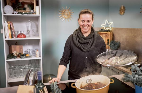 Bild 1 von 3: Für das Menü für die Landfrauen bereitet Gastgeberin Dörthe Wolfgramm-Stühmeyer eine Lammkeule zu.