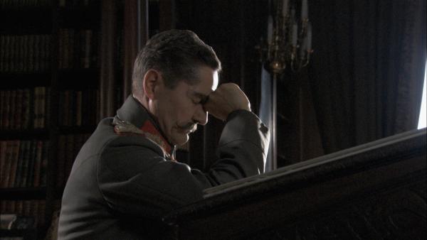 Bild 1 von 3: Kaiser Wilhelm II. schließt die Augen, um dem Ende seiner Erfolgskarriere nicht ins Gesicht zu blicken. Vom Kaiser zum Kriegsverbrecher. Stattdessen sollte er lieber schon mal Fluchtpläne schmieden. Denn die niederländische Königin war nicht wirklich begeistert. Sie ließ ihn zwei Tage betteln, bevor sie ihm letztendlich Asyl gewährte.