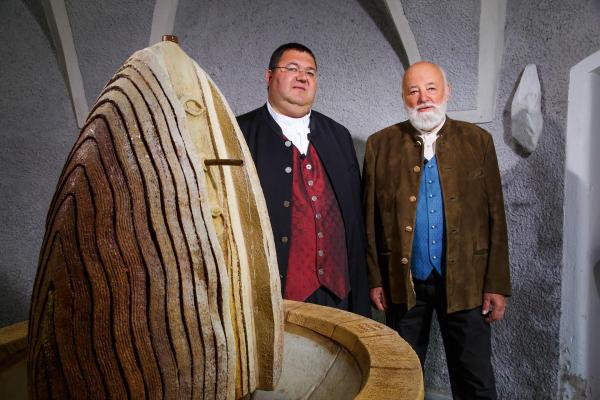 Bild 1 von 1: Im Bild: Sepp Forcher im Gespräch mit Gerhard Kalidz - Hemmaquelle.