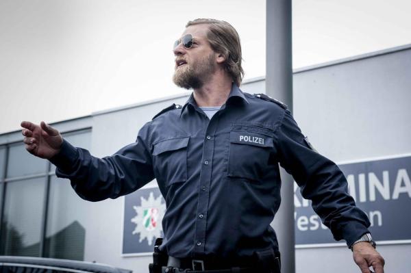 Bild 1 von 17: (5. Staffel) - Mick Brisgau (Henning Baum) wurde degradiert und muss wieder Streife fahren, während seine alten Weggefährten alle neue, erfolgreiche Jobs haben: Andreas ist beim LKA, Martin Ferchert ist in die Lokalpolitik abgewandert und Gerichtsmediziner Meisner hat sich mit einem eigenen Labor selbständig gemacht ...