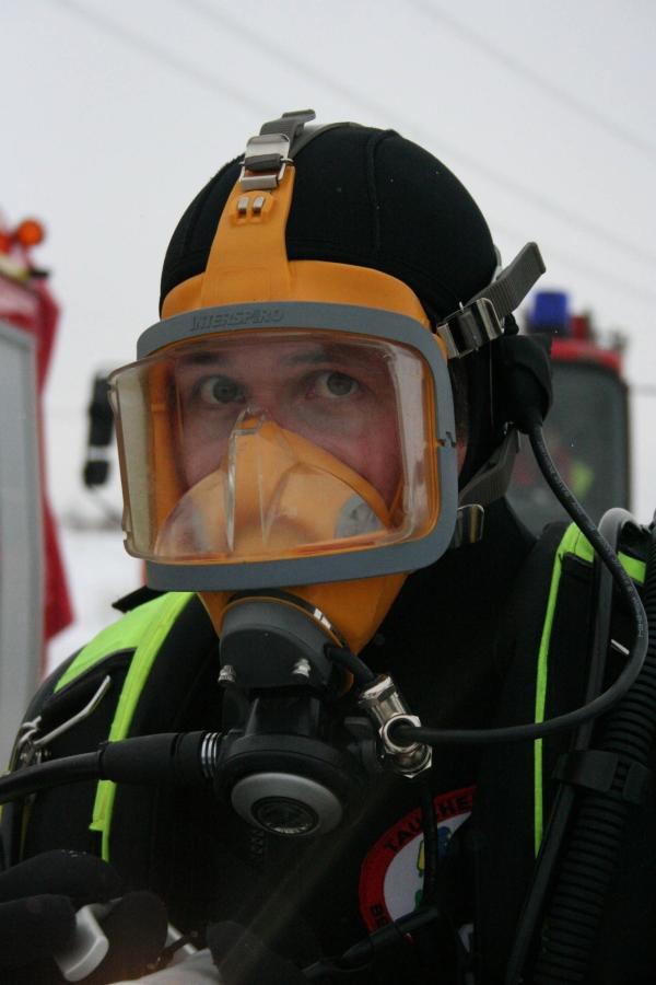 Bild 1 von 3: Willi, ausgerüstet mit einem Sauerstoffgerät, als Wasserretter bei der Berufsfeuerwehr München.