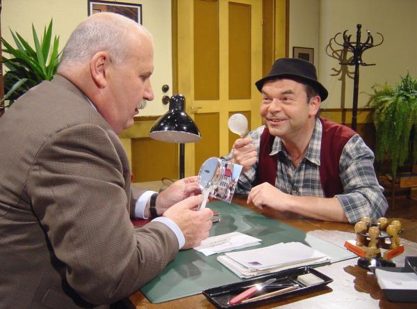 Bild 1 von 2: Wer verkauft da etwas vor dem Rathaus? Der Bürgermeister (Karlheinz Hartmann, links) vermutet zu Recht, dass da sein Amtsbote (Albin Braig) die Finger drin hat.