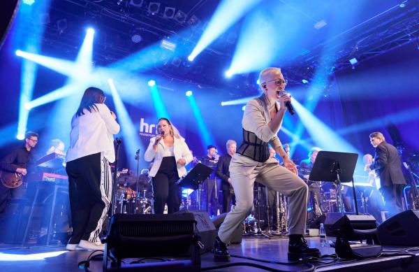 Bild 1 von 1: Stefanie Heinzmann und die hr-BigBand.
