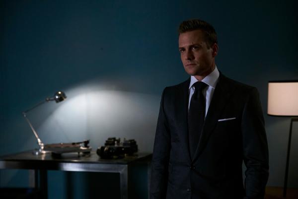Bild 1 von 2: Harvey (Gabriel Macht) ist besorgt. Der hinter seinem Rücken von Mike ausgehandelte Deal hat neben Mikes Gefängnisstrafe auch Konsequenzen für die Kanzlei.
