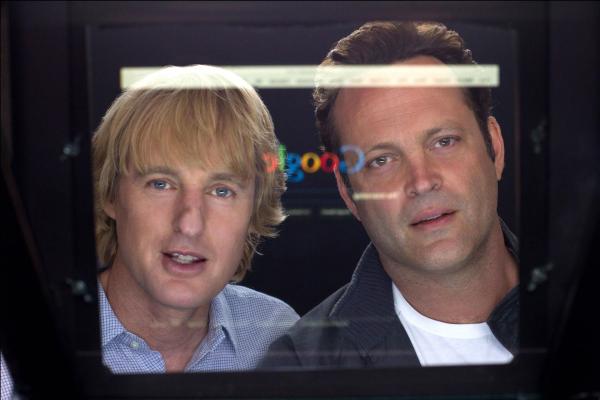 Bild 1 von 12: Billy (Vince Vaughn, r.), Nick (Owen Wilson, l.) und die anderen Praktikanten werden in Teams eingeteilt, und die beste Gruppe erhält am Ende eine Festanstellung. Die ersten Aufgaben stellen die beiden Dinosaurier unter den Praktis vor schier unlösbare Probleme ...