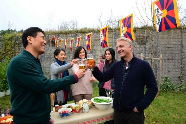 Bild 1 von 16: Ende gut, alles gut: (v.l.n.r.) Wang Hua (Fang Yu), Li (Linda Chang), Lisa (Bettina Zimmermann), Yang (Kim Stephanie Reinboldt) und Michael (Christoph M. Ohrt) ...