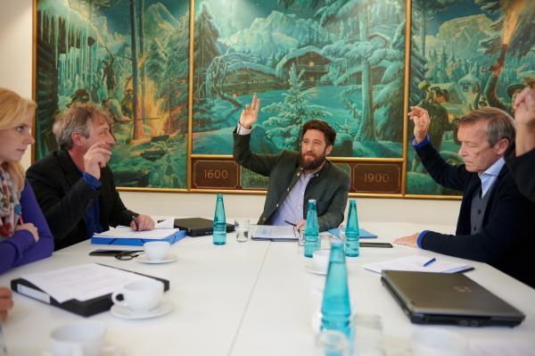 Bild 1 von 6: Für Bürgermeister Schorschi Striebel (Sebastian Edtbauer, M.) zeichnet sich ein Erfolg für seinen Antrag ab, zumal sich Vinz Huber (Michael Roll, r.) zögernd seinem Vorschlag anschließt.