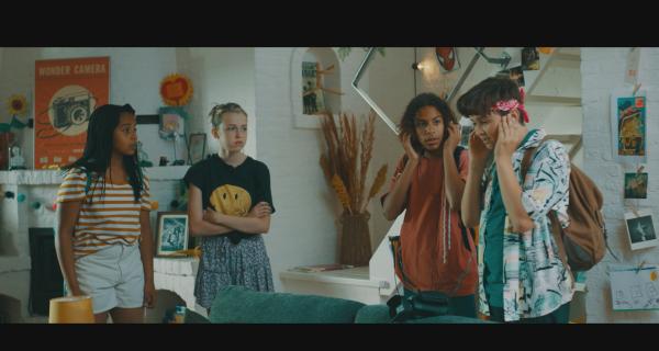 Bild 1 von 3: Felix (Junes Callaert) und Sammy (Arthur Hermans) hören mit dem Walkman, Ella (Cécile Enthoven) und Noor (Maja Azila) schauen gespannt zu.