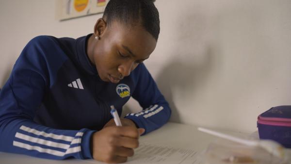 Bild 1 von 4: Charly beim Lernen in ihrer Schule.