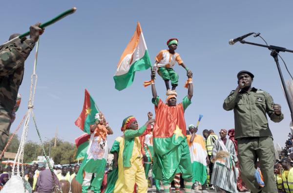 Bild 1 von 4: In Nigers Hauptstadt Niamey feiern Musiker die neue Konföderation \