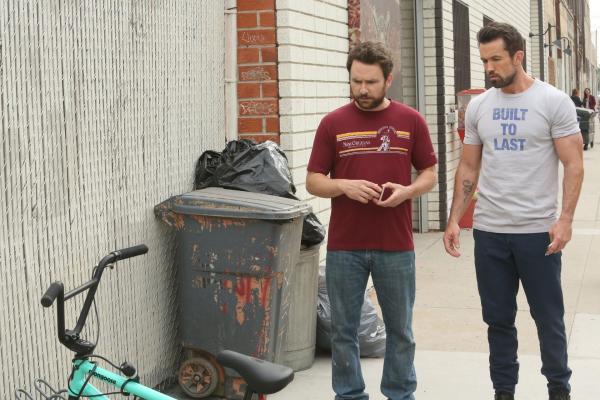 Bild 1 von 8: Charlie Kelly (Charlie Day, l.); Mac (Rob McElhenney, r.)