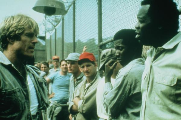 Bild 1 von 8: Bei der Amtsübernahme verspricht Gefängnisdirektor Brubaker (Robert Redford, l.) Häftling Coombes (Yaphet Kotto, l.), die menschenunwürdigen Bedingungen zu verbessern ...