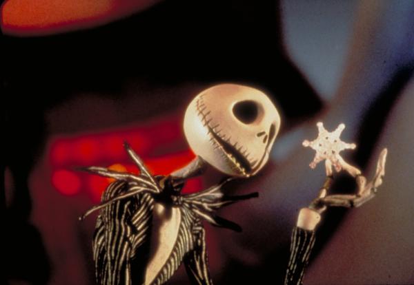 Bild 1 von 11: Kann Weihnachten gerettet werden? Jackskellington, der Kürbiskönig von Halloween Town, hat die alte Angst-und-Schrecken-Routine satt und möchte Weihnachtsfreude verbreite. Aber seine fröhliche Mission bringt Santa Claus in Gefahr und macht Weihnachten zu einem wahren Albtraum für alle braven Jungen und Mädchen!