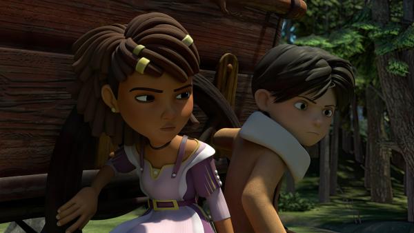 Bild 1 von 3: Klincus (rechts) und Ailina (links) versuchen mit allen Mitteln, an dem wachsamen Falken vorbeizukommen. Doch dieser lässt sich nicht so leicht austricksen.