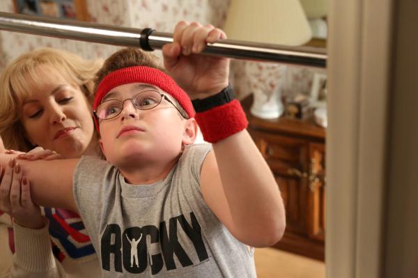 Bild 1 von 10: Beverly Goldberg (Wendi McLendon-Covey, l.); Adam Goldberg (Sean Giambrone, r.)