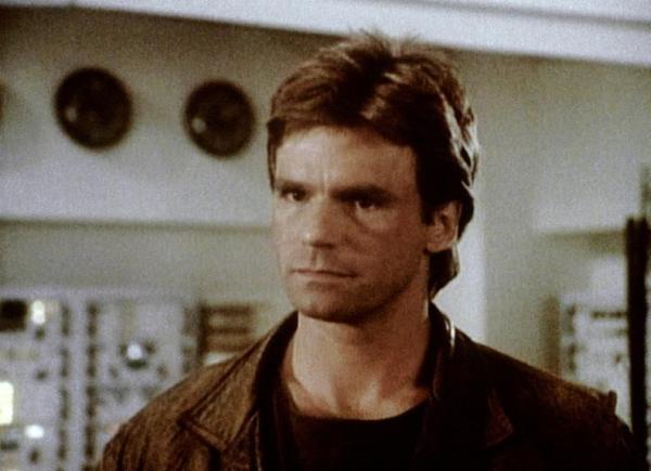 Bild 1 von 11: MacGyver (Richard Dean Anderson) in der Einsatzzentrale des Krisenstabes.
