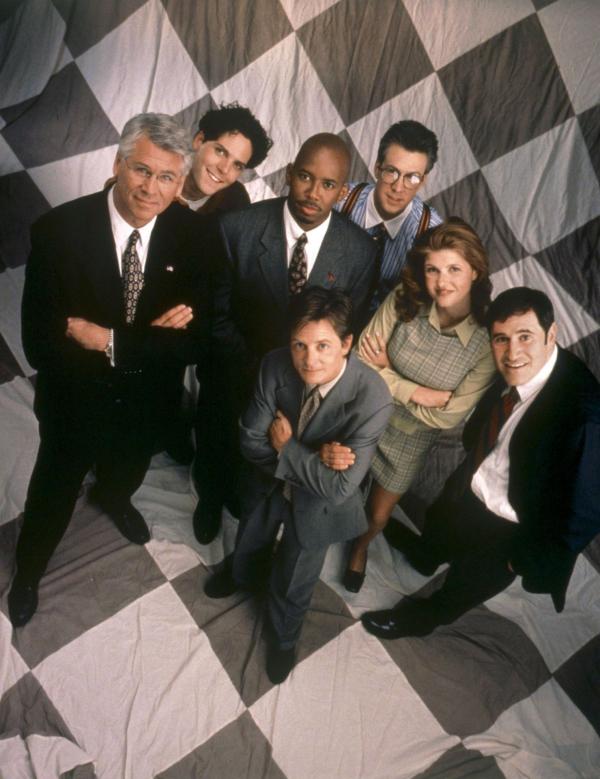 Bild 1 von 8: (1. Staffel) - (v.l.n.r.) Die große Unterstützung des Bürgermeisters Winston (Barry Bostwick): James (Alexander Gaberman), Carter (Michael Boatman), Michael (Michael J. Fox), Stuart (Alan Ruck), Nikki (Connie Britton) und Paul (Richard Kind).